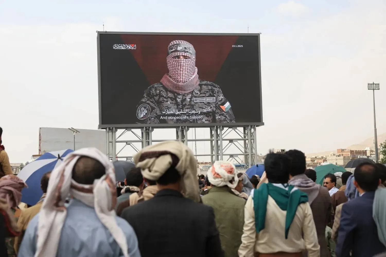 يمنيون يتابعون كلمة لـ«أبو عبيدة» المتحدث باسم «كتائب القسام» الذي أعلنت إسرائيل اغتياله في أغسطس 2024 (أرشيفية - إ.ب.أ)