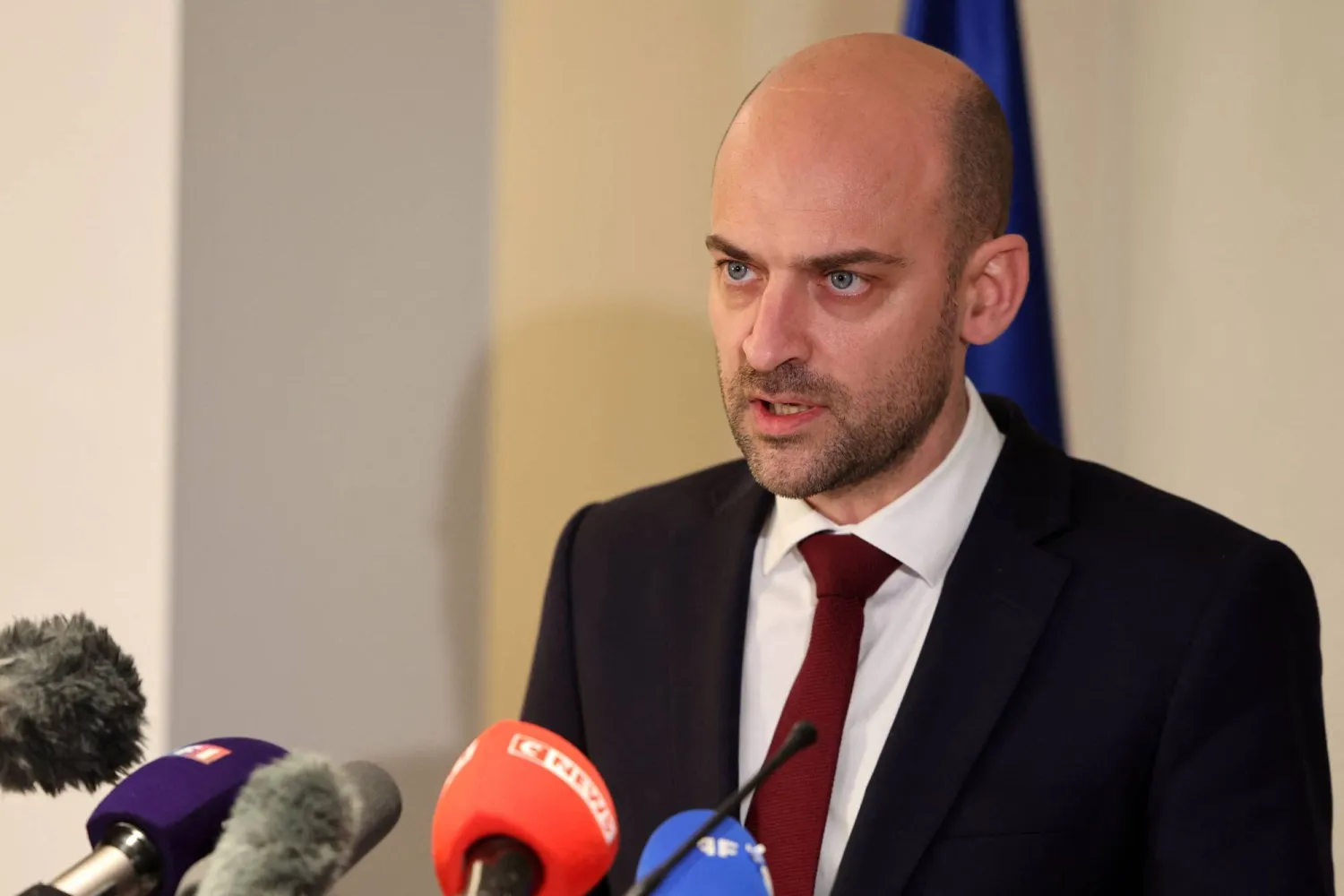 وزير الخارجية الفرنسي جان-نويل بارو خلال المؤتمر الصحافي في مطار بن غوريون (أ.ف.ب)