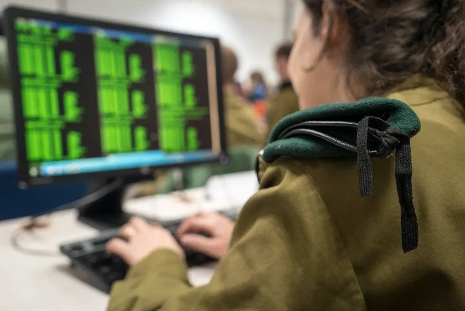 İsrail ordusunun siber biriminde görevli bir kadın asker