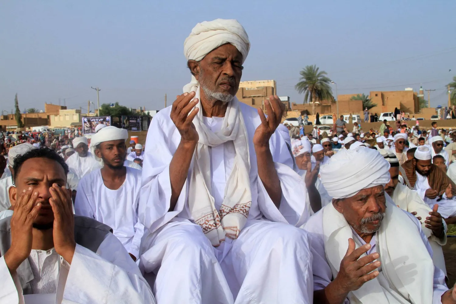 سودانيون يؤدون صلاة عيد الفطر في ضواحي الخرطوم الجمعة (أ.ف.ب)