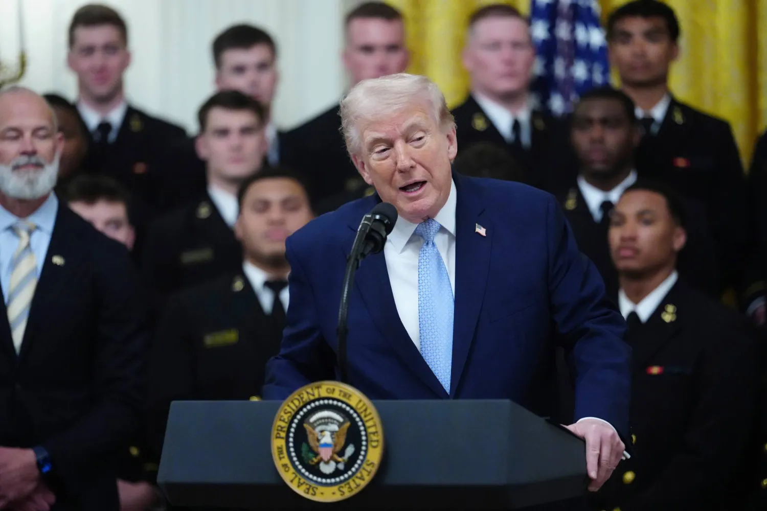الرئيس الأميركي دونالد ترمب يتحدث في احتفال حضره عسكريون من البحرية في البيت الأبيض (أ.ب)