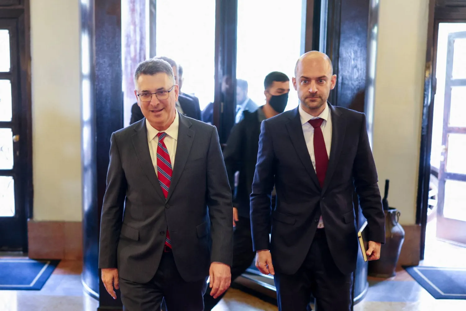 وزير الخارجية الفرنسي جان نويل بارو خلال زيارته السريعة إلى إسرائيل الجمعة وإلى جانبه نظيره الإسرائيلي جدعون ساعر (رويترز)