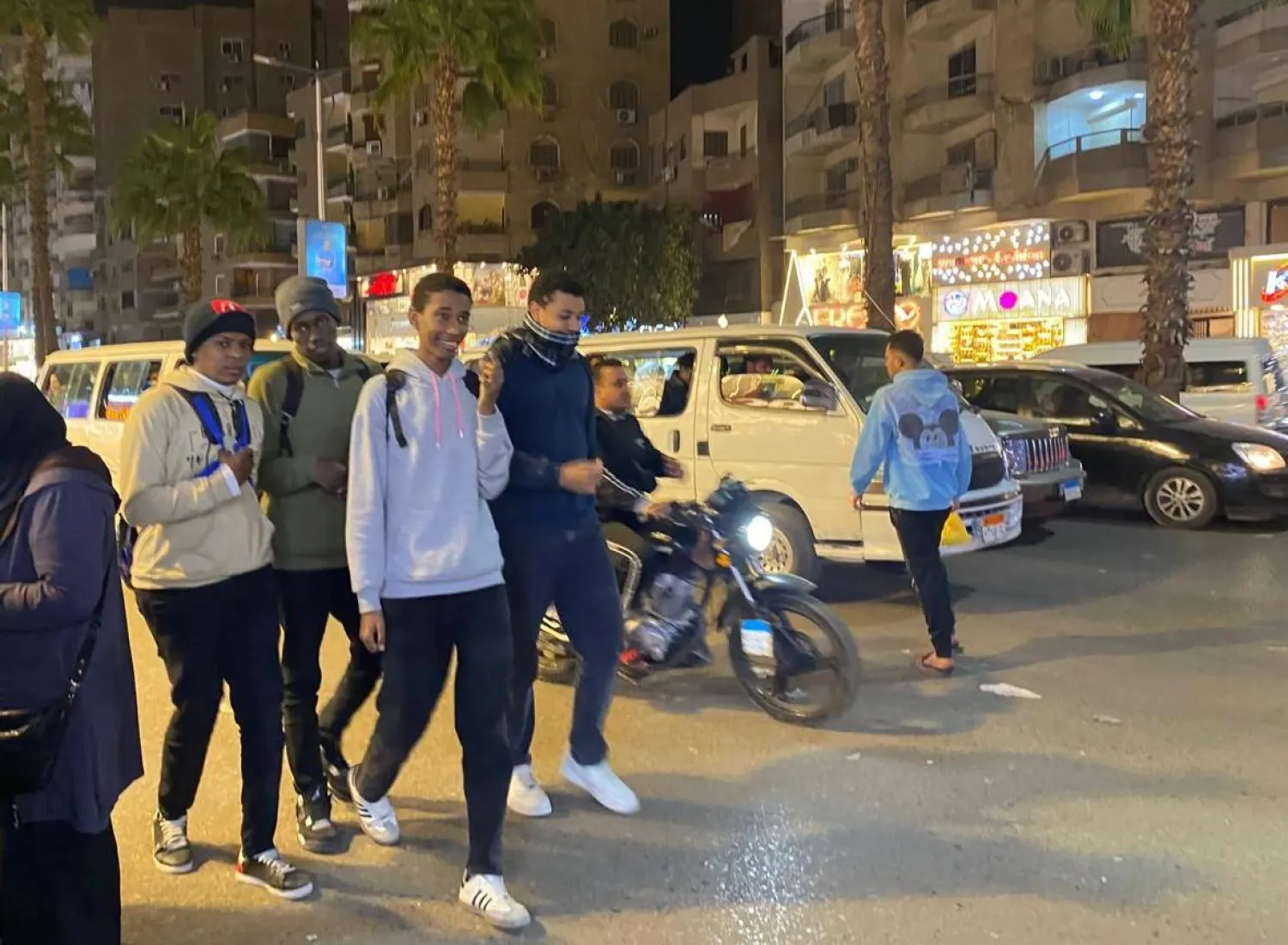 مصريون وسودانيون يتجولون في شارع بمنطقة فيصل بالهرم (الشرق الأوسط) 