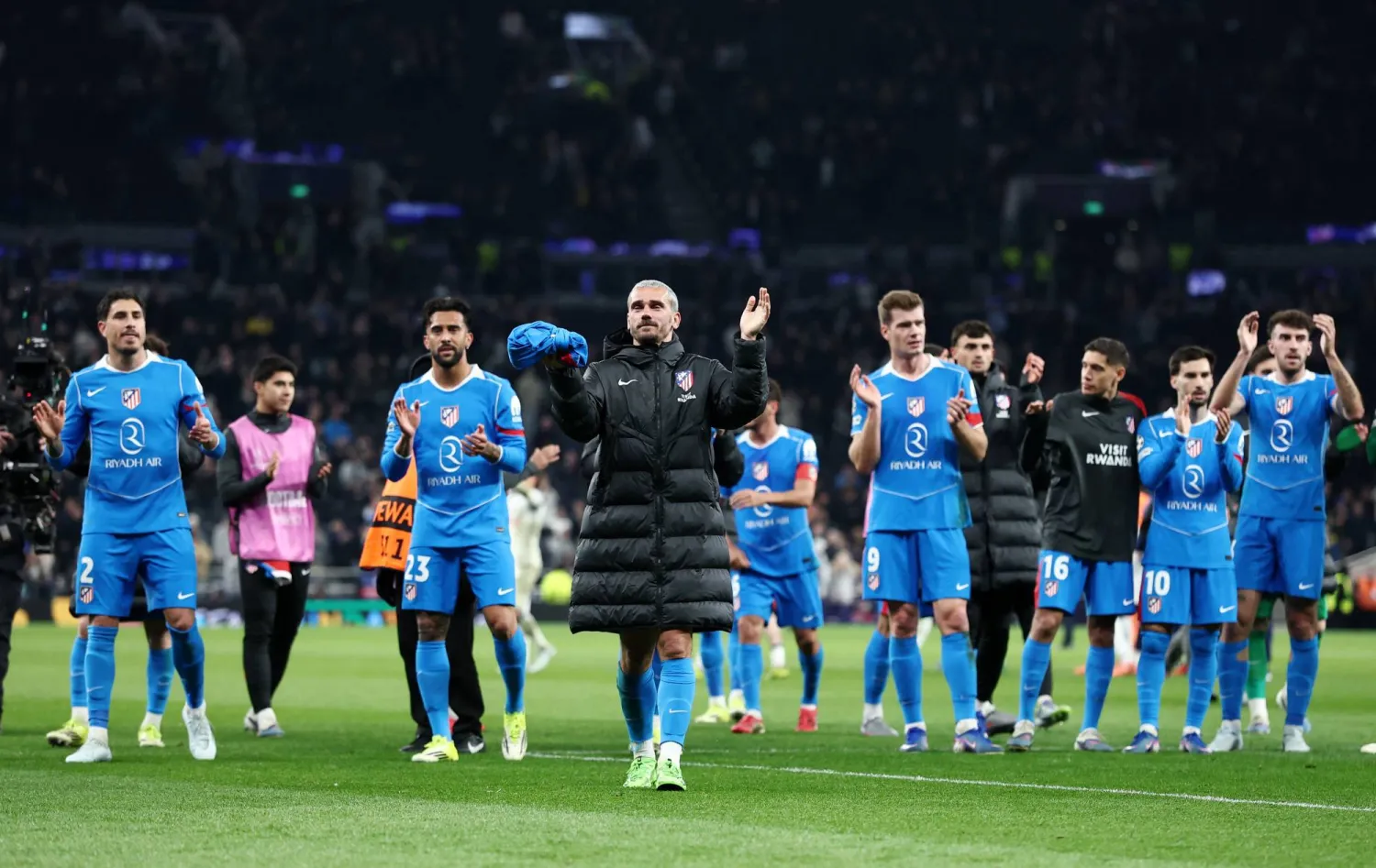 لاعبو أتلتيكو مدريد ومشاعر البههجة بعد الوصول لدور الثمانية بدوري الأبطال على حساب توتنهام (رويترز)