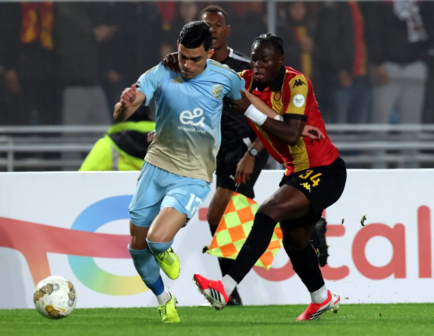 يسعى الأهلي المصري إلى تعويض سقوطه ذهاباً بهدف نظيف أمام الترجي التونسي (إ.ب.أ)