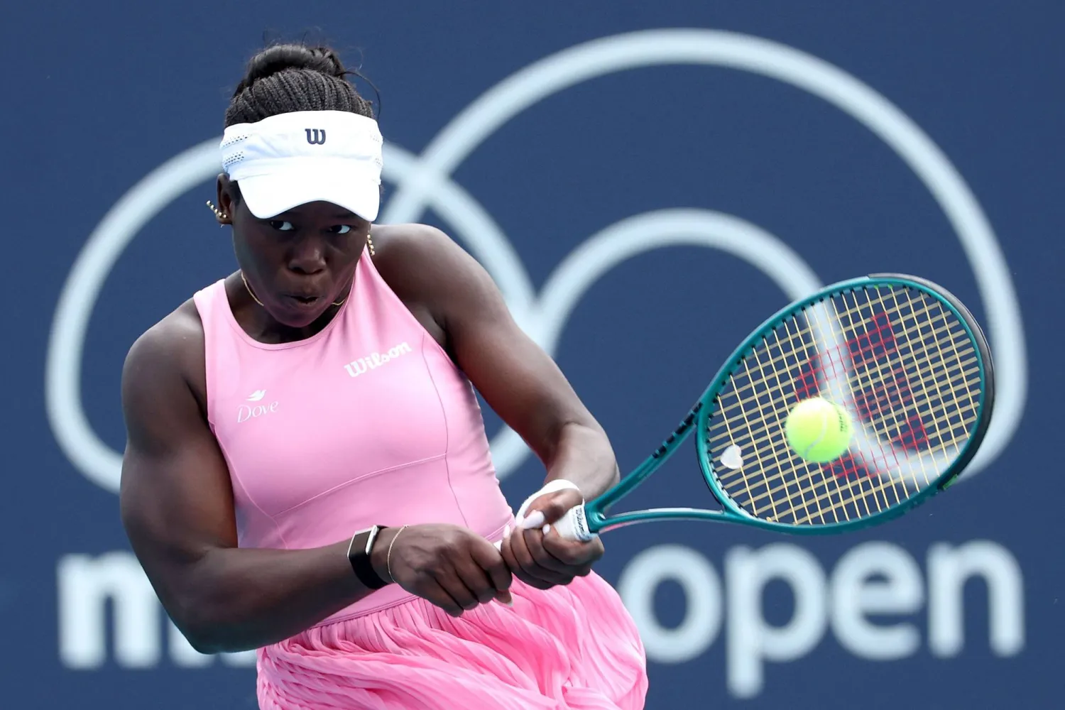 مبوكو خلال مواجهتها مع بلينكوفا (أ.ف.ب)
