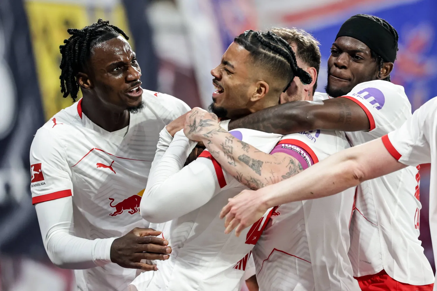 لاعب لايبزغ نيامين هنريكس يحتفل بتسجيل الهدف الخامس لفريقه خلال مواجهة هوفنهايم (إ.ب.أ) 