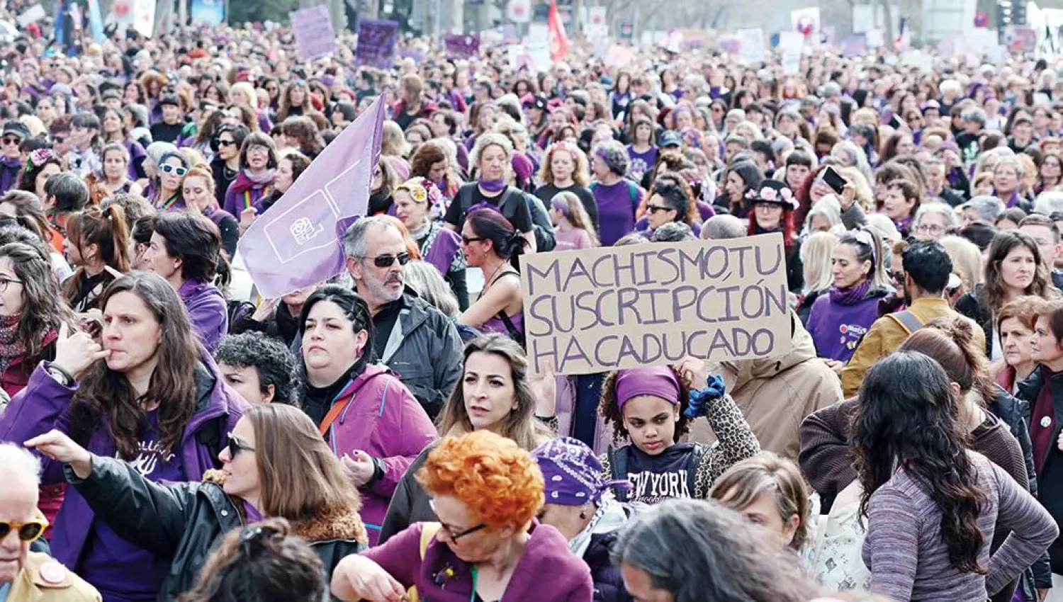 
مظاهرة نسائية إسبانية ضد الحرب (أ.ف.ب)