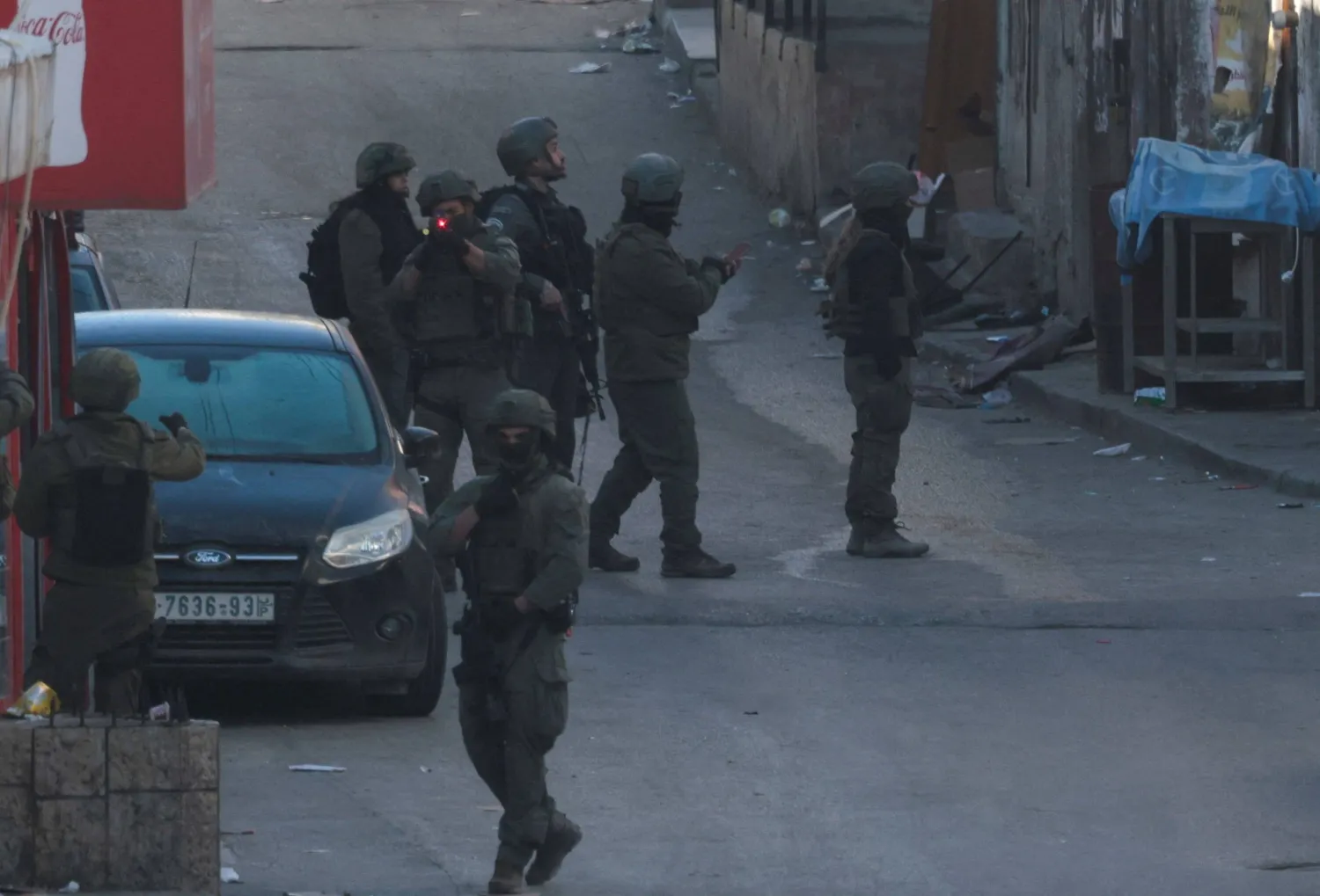 جنود إسرائيليون خلال مداهمة في رام الله بالضفة الغربية (رويترز)