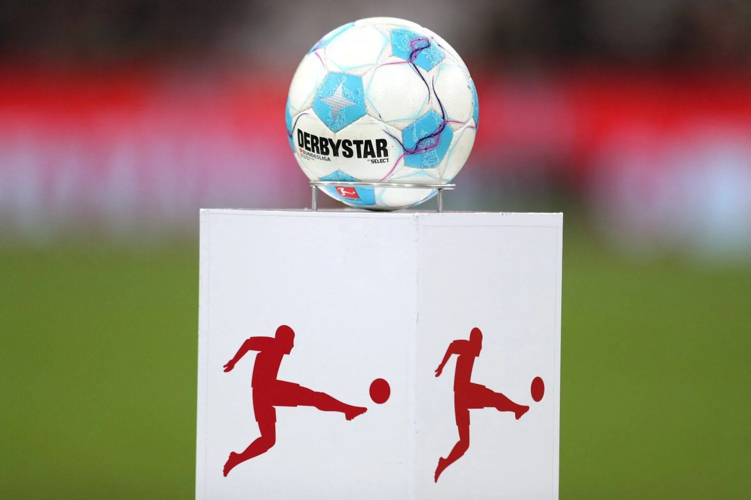 كيرشر قال إن المشاعر تجاه تقنية «فار» والحكام وصلت حالياً إلى نقطة حرجة (رويترز)