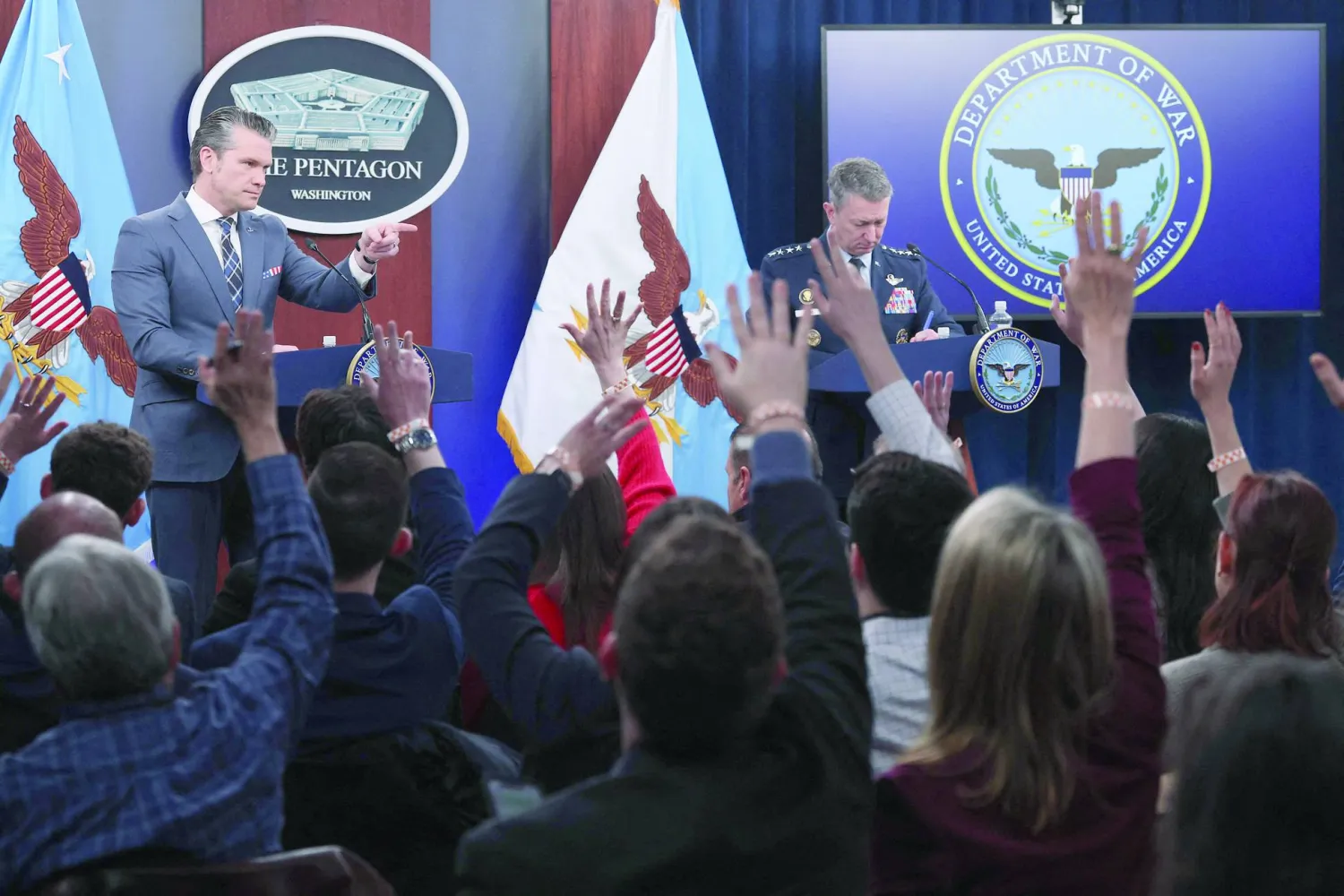 وزير الحرب الأميركي بيت هيغسيث ورئيس هيئة الأركان المشتركة الجنرال دان كين خلال إحاطة صحافية مشتركة في واشنطن أمس (أ.ف.ب)