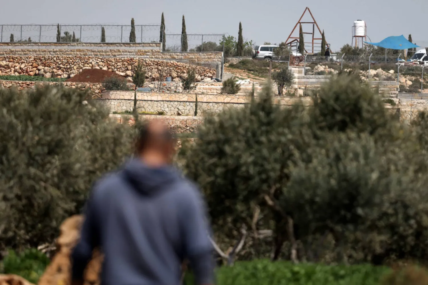 بؤرة استيطانية جديدة للمستوطنين اليهود أُقيمت على مشارف قرية أبو فلاح شمال شرقي رام الله يوم 12 مارس 2026 (أ.ف.ب)