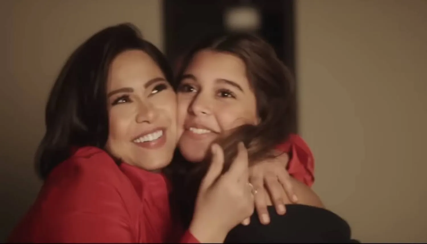 شيرين عبد الوهاب وابنتها في إعلان شركة الاتصالات (يوتيوب)