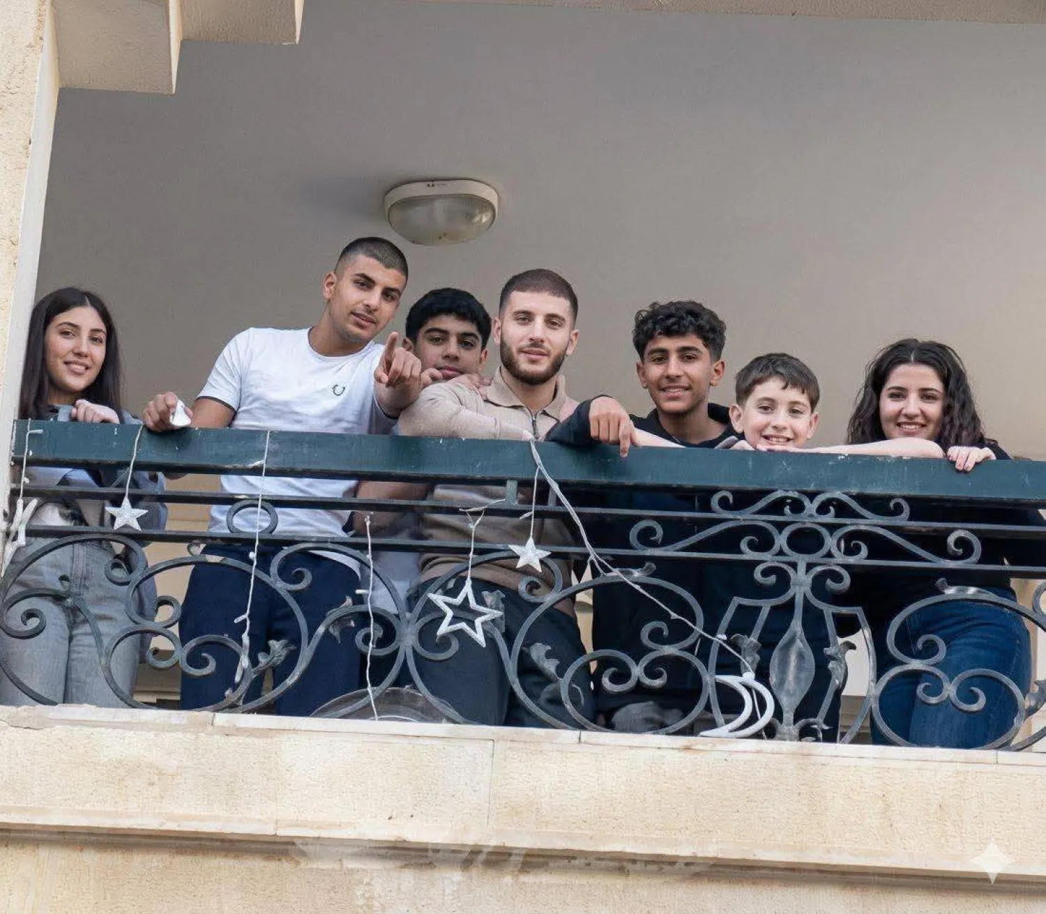 مجموعة من الشباب أثناء إلقاء أكياس معبأة بالمياه من شرفة منزلهم (فيديو متداول للواقعة)