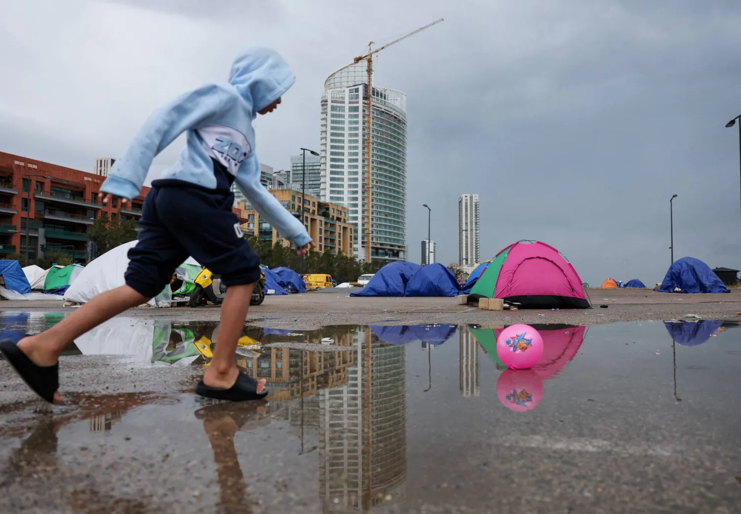 معاناة النازحين إلى بيروت وسط العواصف والطقس الماطر (رويترز)