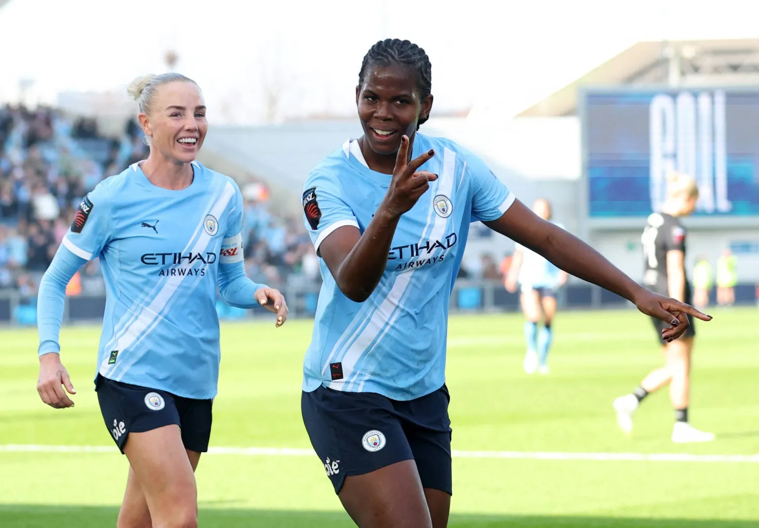 خديجة شو تحتفل بالـ«هاتريك» (رويترز)