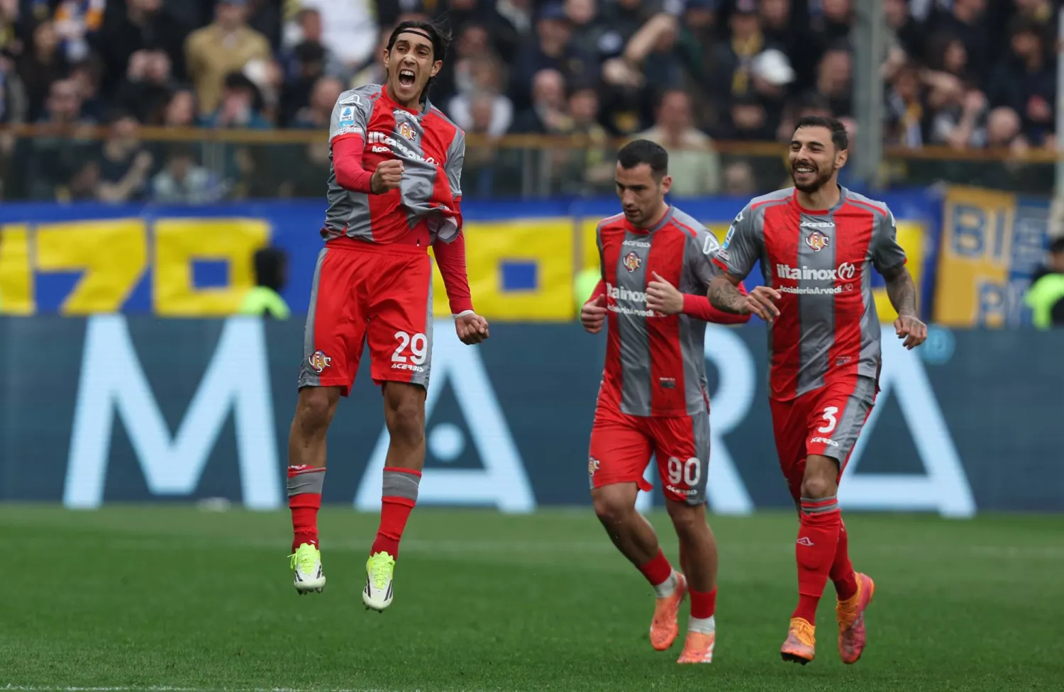 المغربي يوسف مالح «يسار» يحتفل بهدفه في مرمى بارما (د.ب.أ)