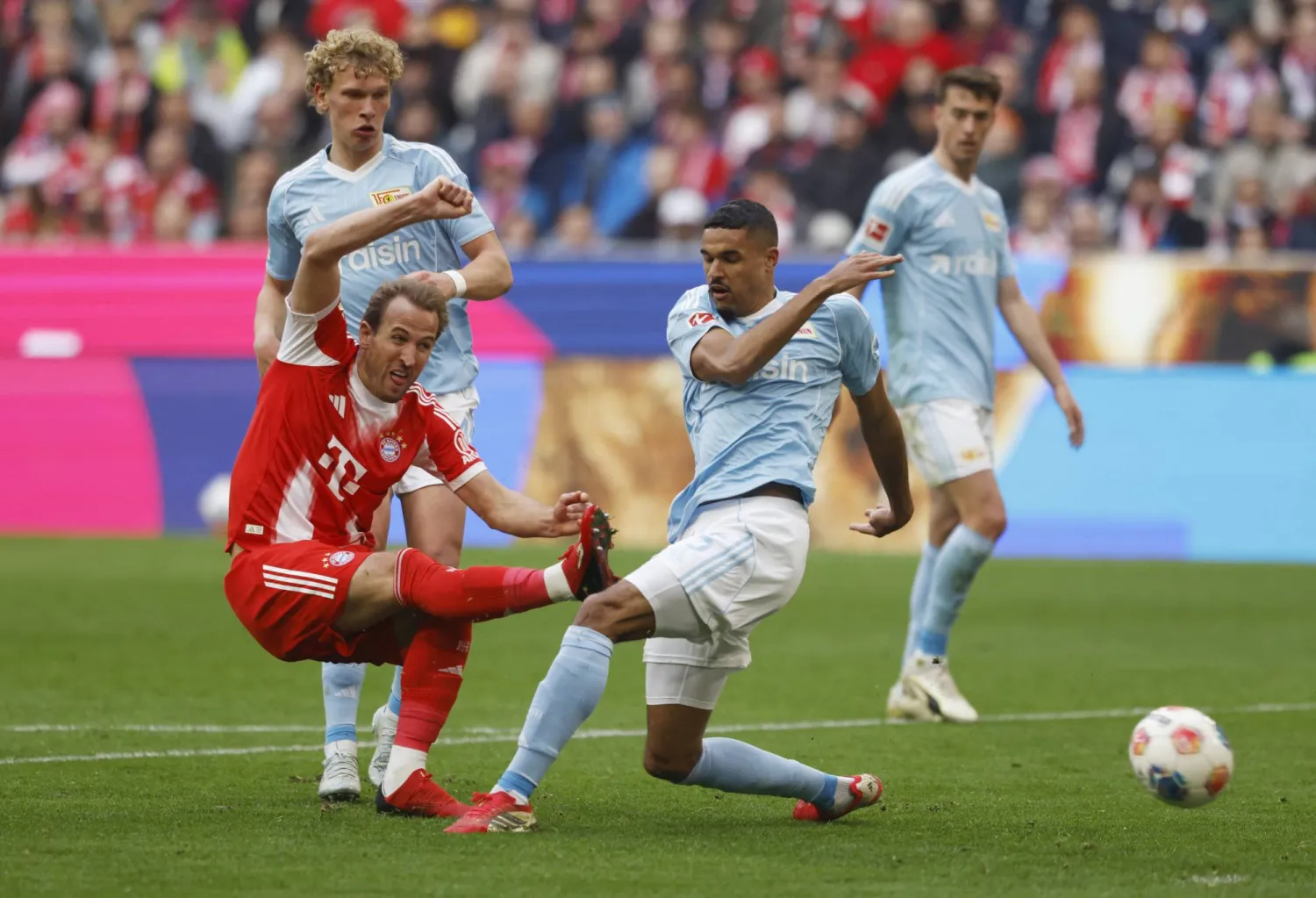 هاري كين لحظة تسجيله الهدف الثالث لبايرن في مرمى أونيون (رويترز)