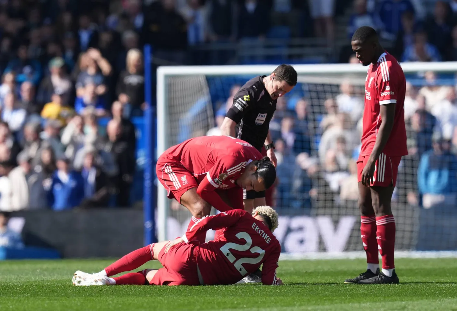 الفرنسي هوغو إيكتيكي مهاجم ليفربول لحظة إصابته بمواجهة برايتون (د.ب.أ)