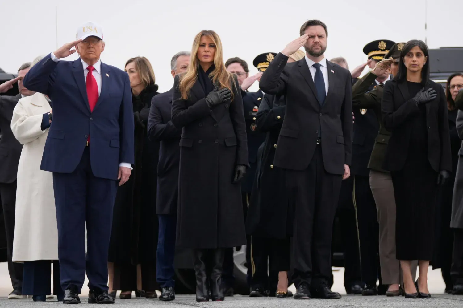 ABD Başkanı Donald Trump ve First Lady Melania, İran Savaşı'nda şehit düşen askerlerin cenaze törenine katılırken, 7 Mart 2026 (AP)