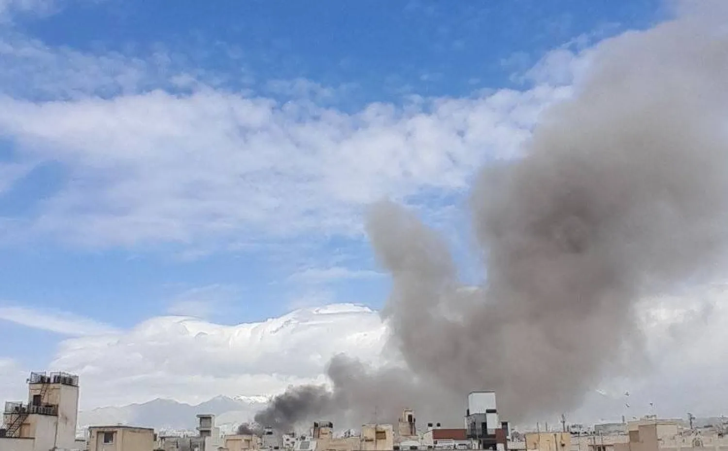 دخان يتصاعد بعد قصف مقرات عسكرية في منطقة بيروزي شرق طهران السبت (شبكات التواصل)