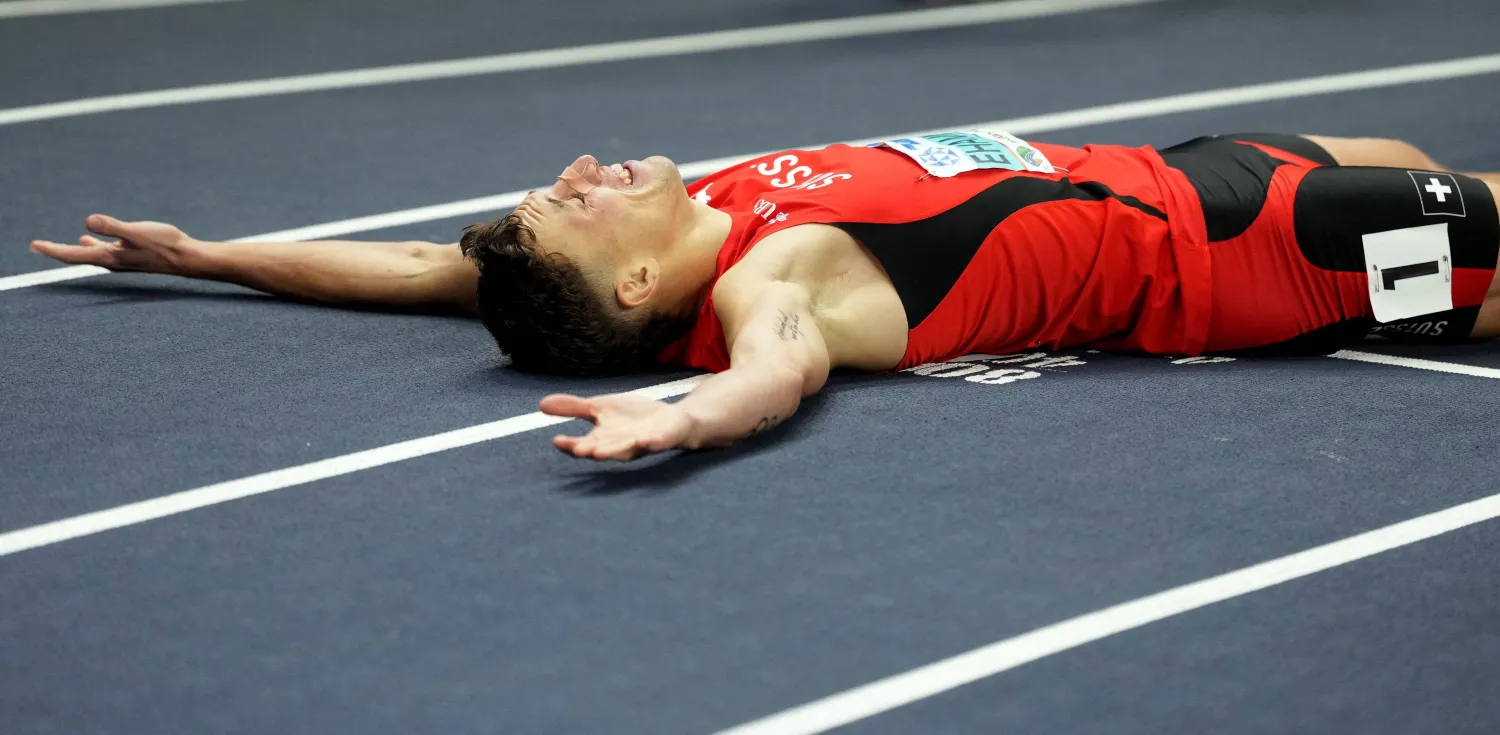 إيهامر يستلقي على الأرض بعد وصوله إلى خط النهاية (رويترز)