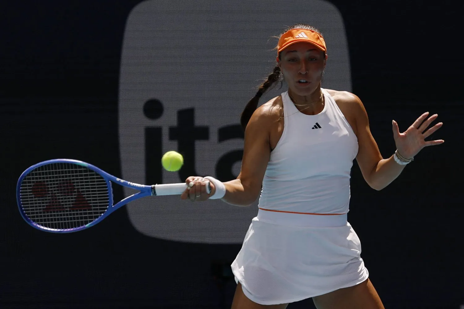 بيغولا خلال المواجهة (رويترز)