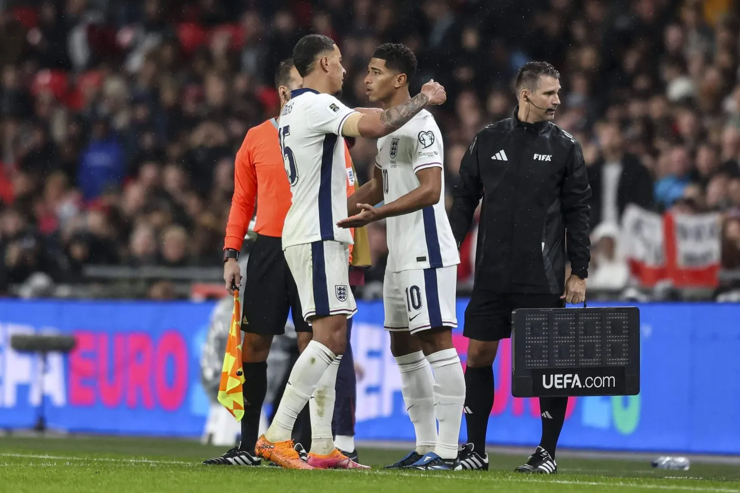 يتنافس كل من جود بيلينغهام ومورغان روجرز على مركز صانع الألعاب في منتخب إنجلترا (غيتي)