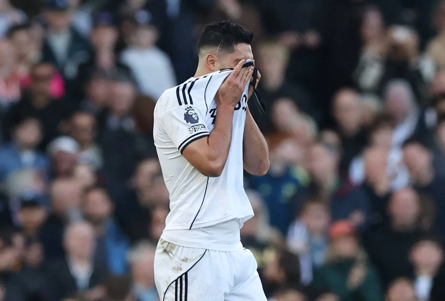 خيمينيز يذرف الدموع بعد الهدف (رويترز)