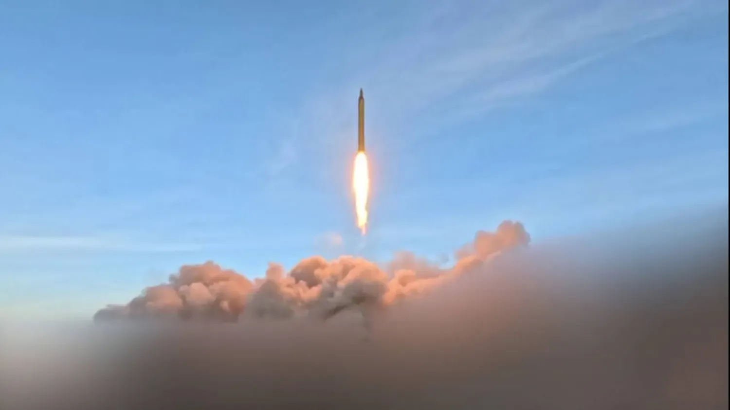 Devrim Muhafızları tarafından yayınlanan ve 12 Mart 2026'da İran füzelerinin 41. dalgasının fırlatılmasını gösteren videodan, (AFP)