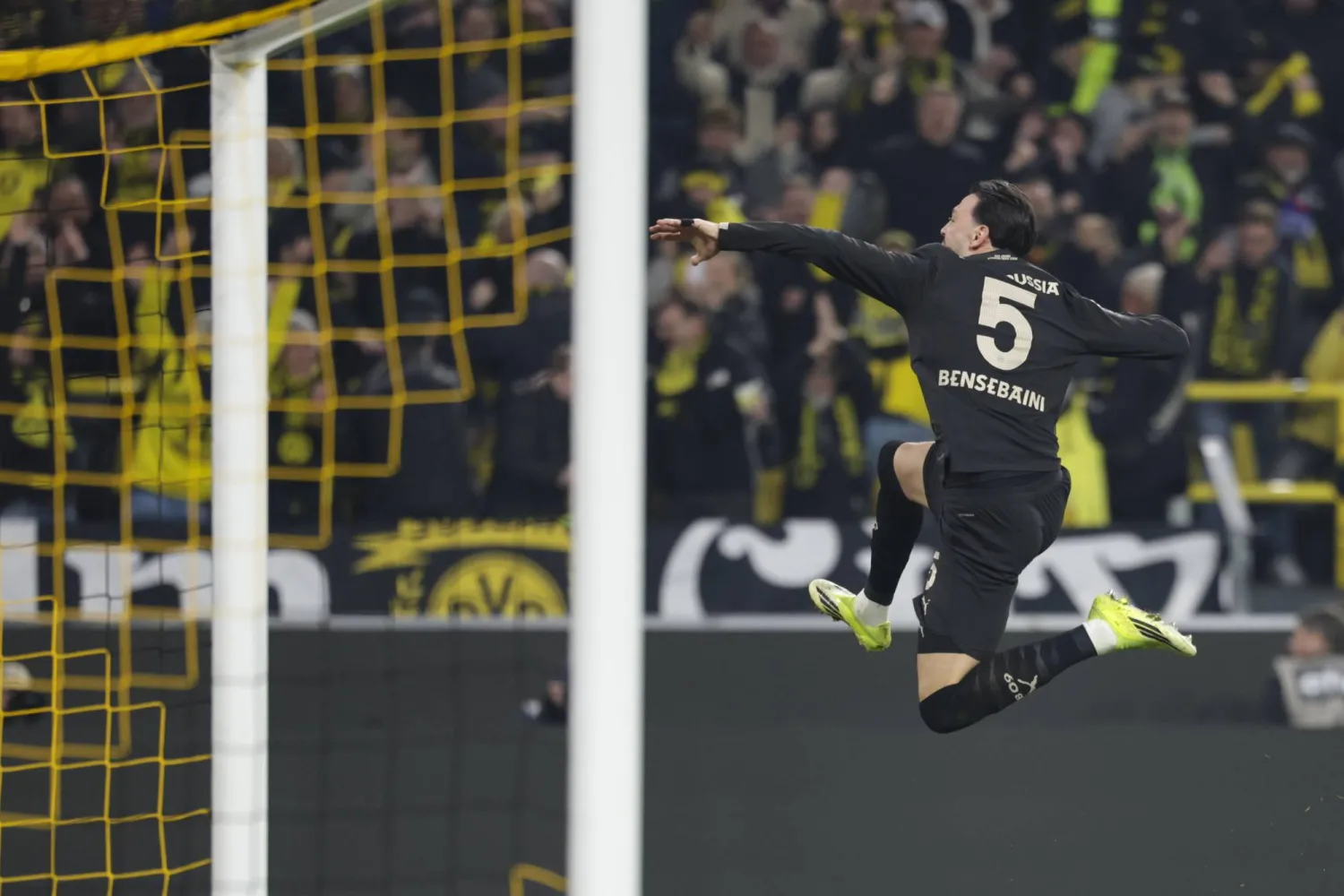 بن سبعيني محتفلاً بهدفه الشخصي الثاني (إ.ب.أ)