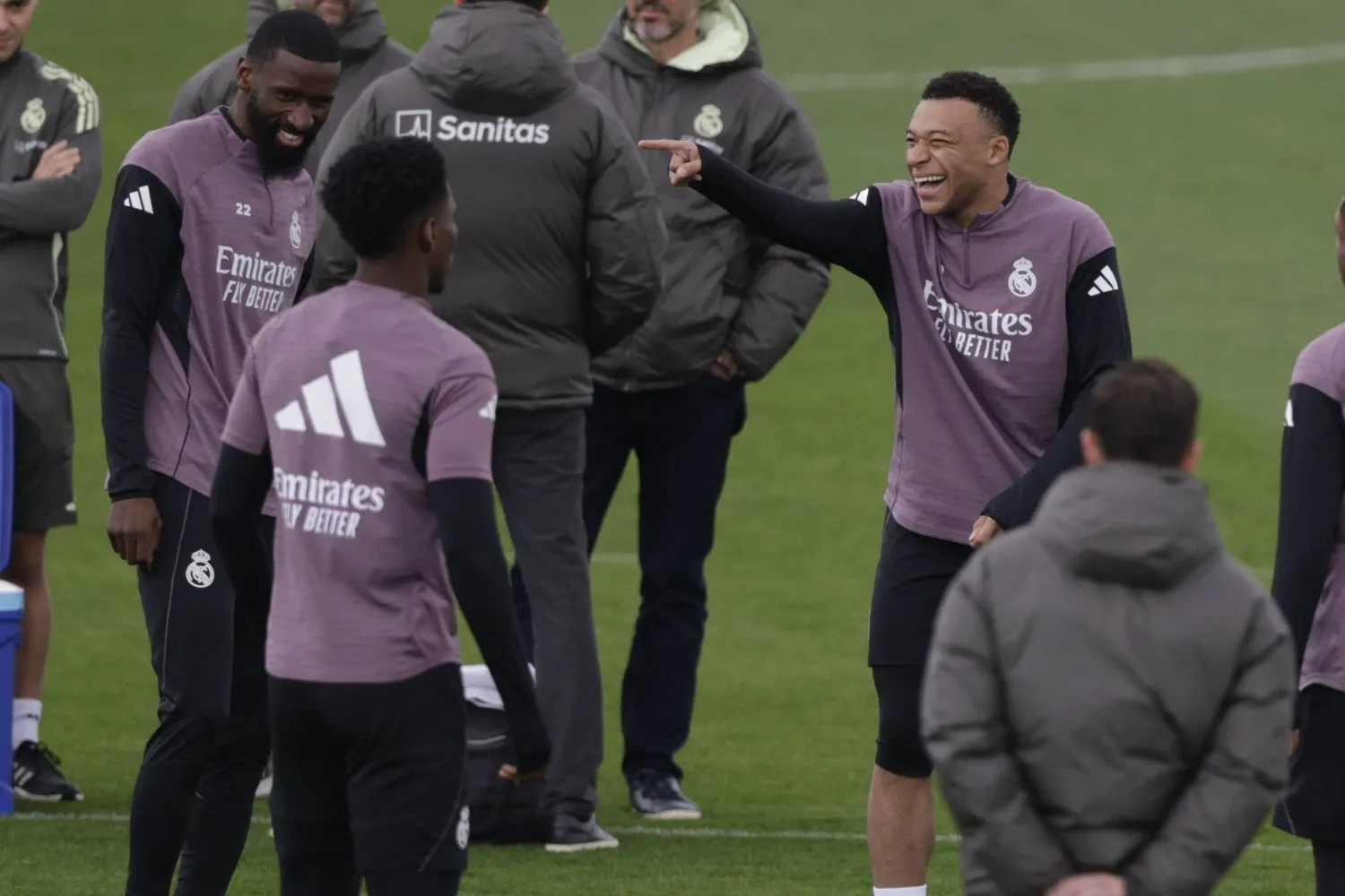 مبابي يمازح زملاءه خلال تدريبات الريال الأخيرة (إ.ب.أ)