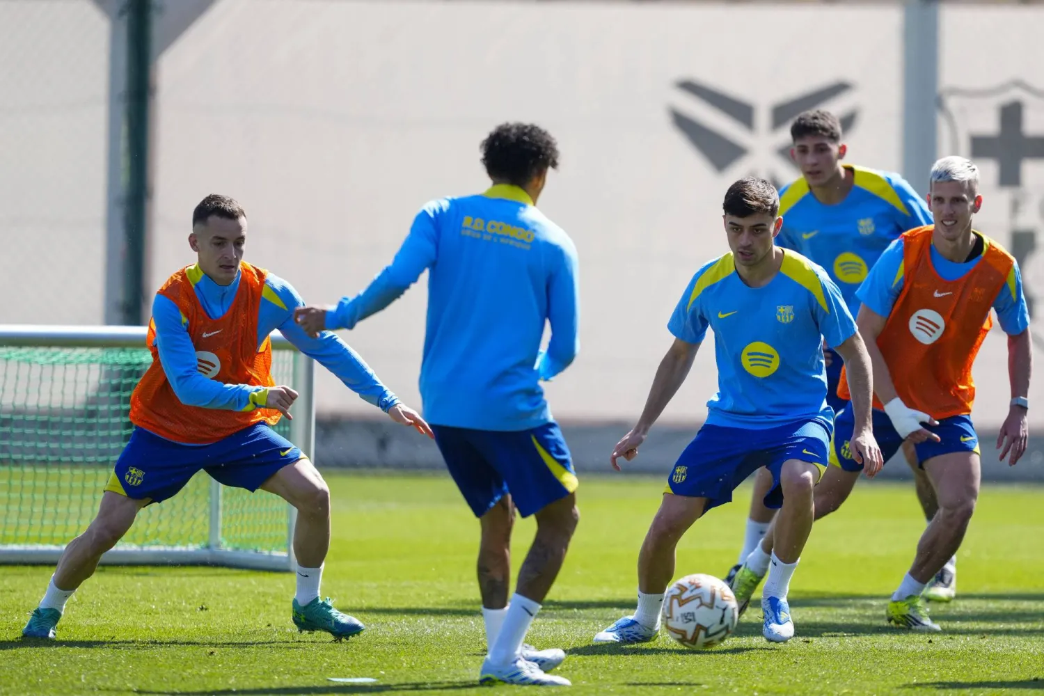 لاعبو برشلونة خلال التدريبات الأخيرة (إ.ب.أ)