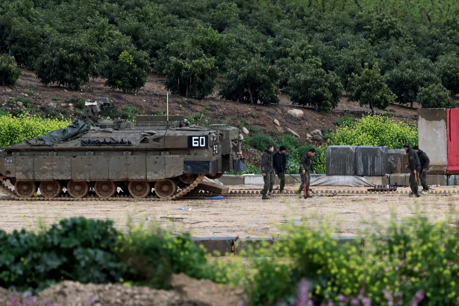 الجيش الإسرائيلي يحشد قواته عند الحدود مع لبنان (إ.ب.أ)