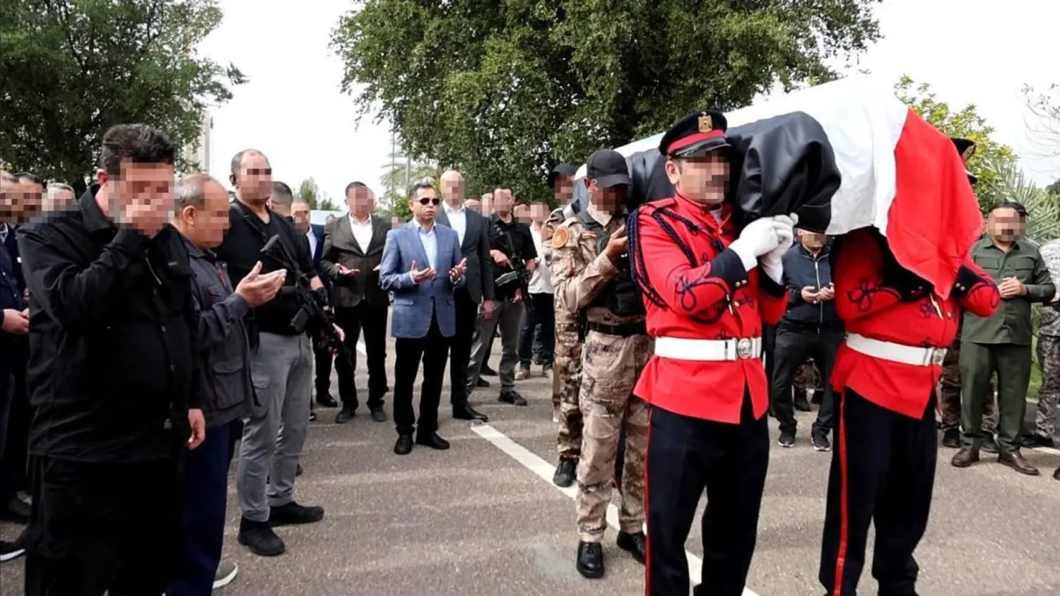 صورة وزعها "جهاز المخابرات" العراقي لتشييع ضابط قضى بهجوم مسيرة ملغمة أمس السبت