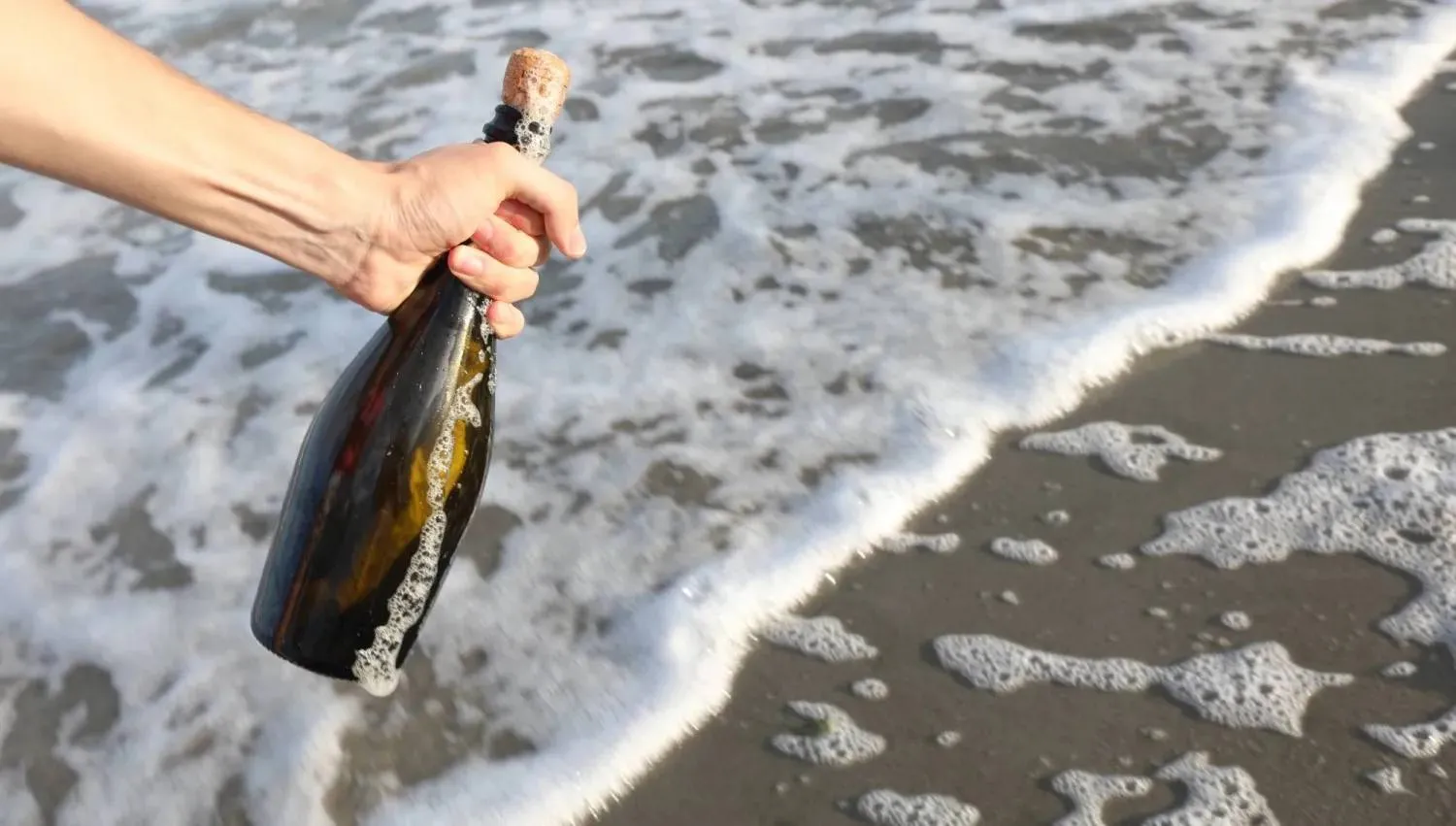 A message in a bottle (Shutterstock) 