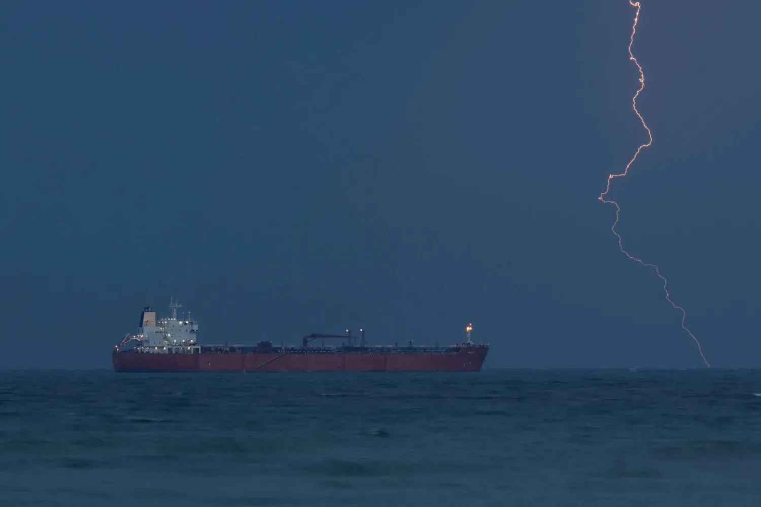 Rarity adlı petrol tankeri, Maskat’taki Sultan Kabus Limanı’na demirliyor (Reuters)