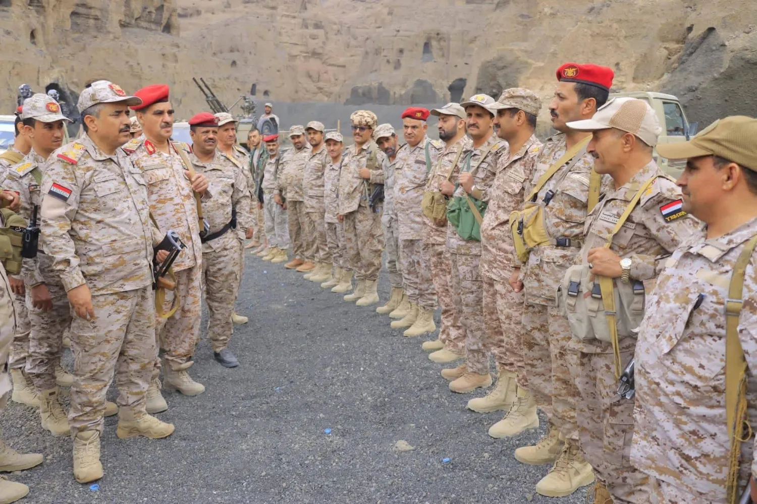 القوات المرابطة في خطوط التماس مع الحوثيين في أتم جاهزيتها القتالية (الإعلام العسكري اليمني)