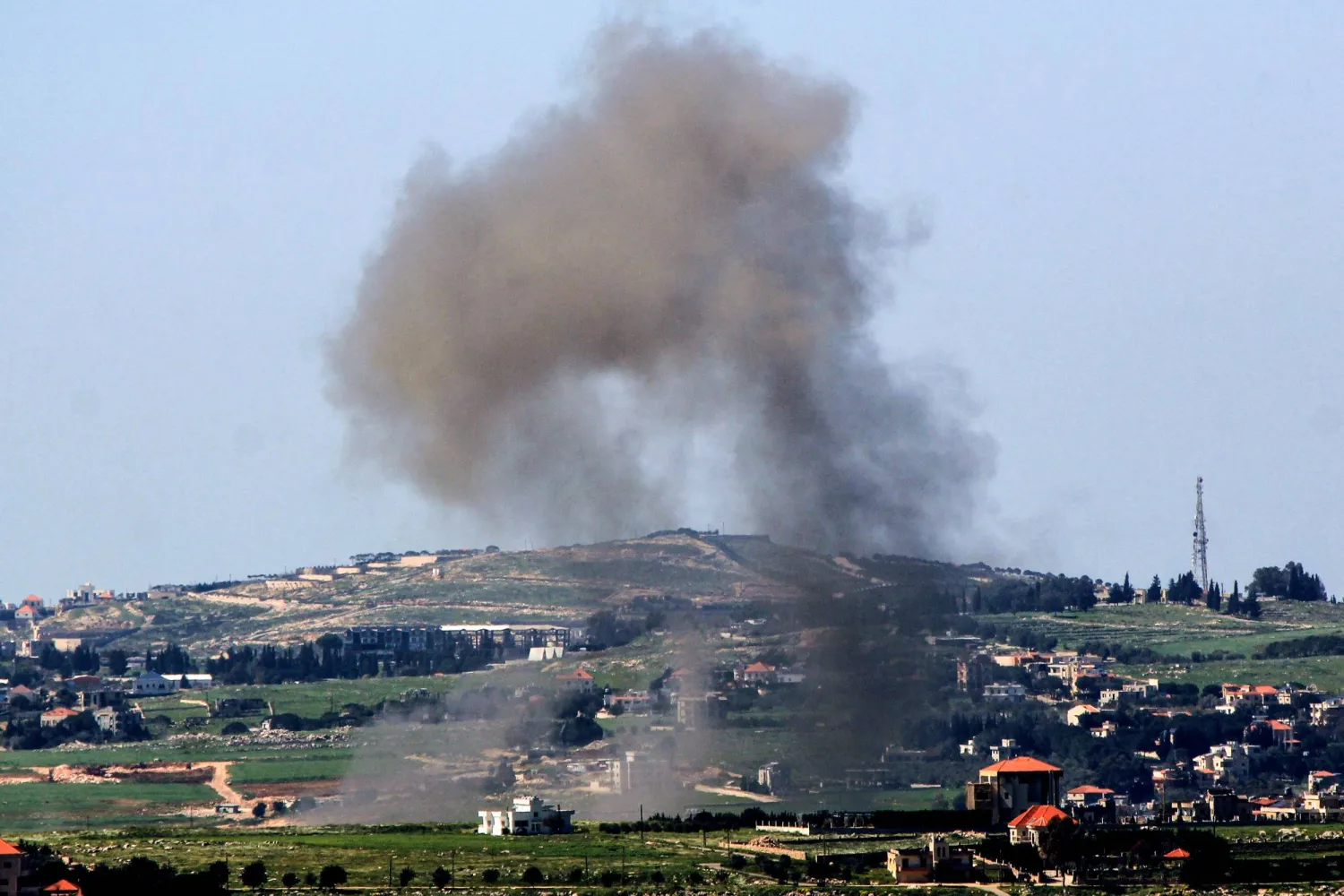 يتصاعد الدخان من موقع يُزعم أنه تابع لـ«حزب الله» عقب غارة إسرائيلية على قرية أرنون جنوب لبنان (د.ب.أ)