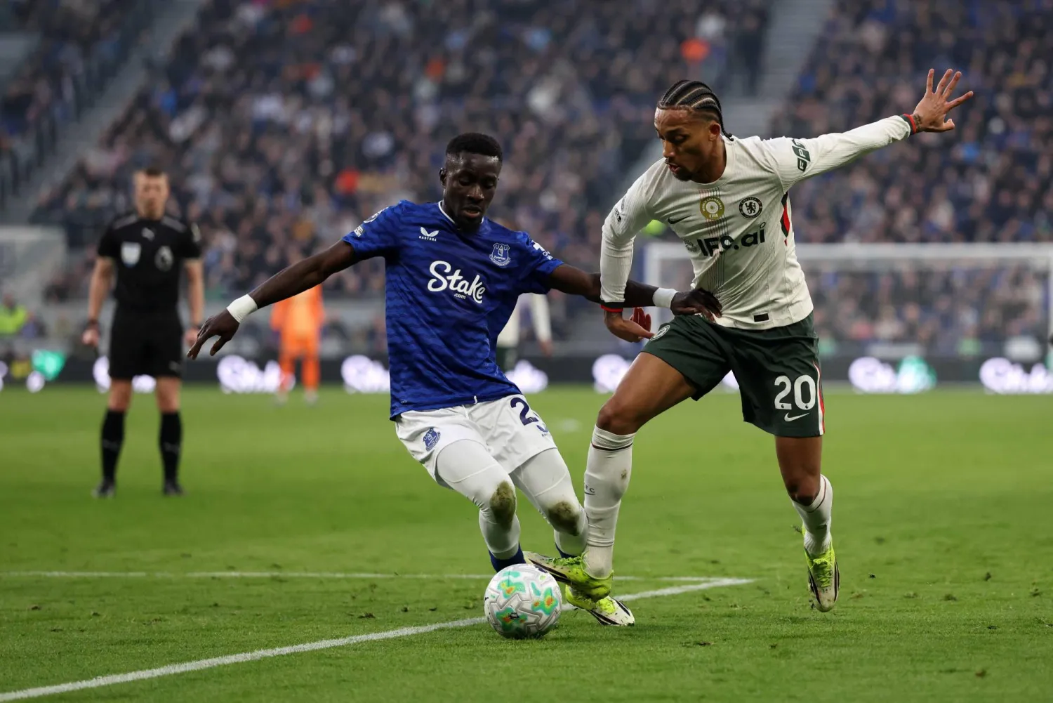 إدريسا غي خلال مواجهة فريقه أمام تشيلسي (أ.ف.ب)