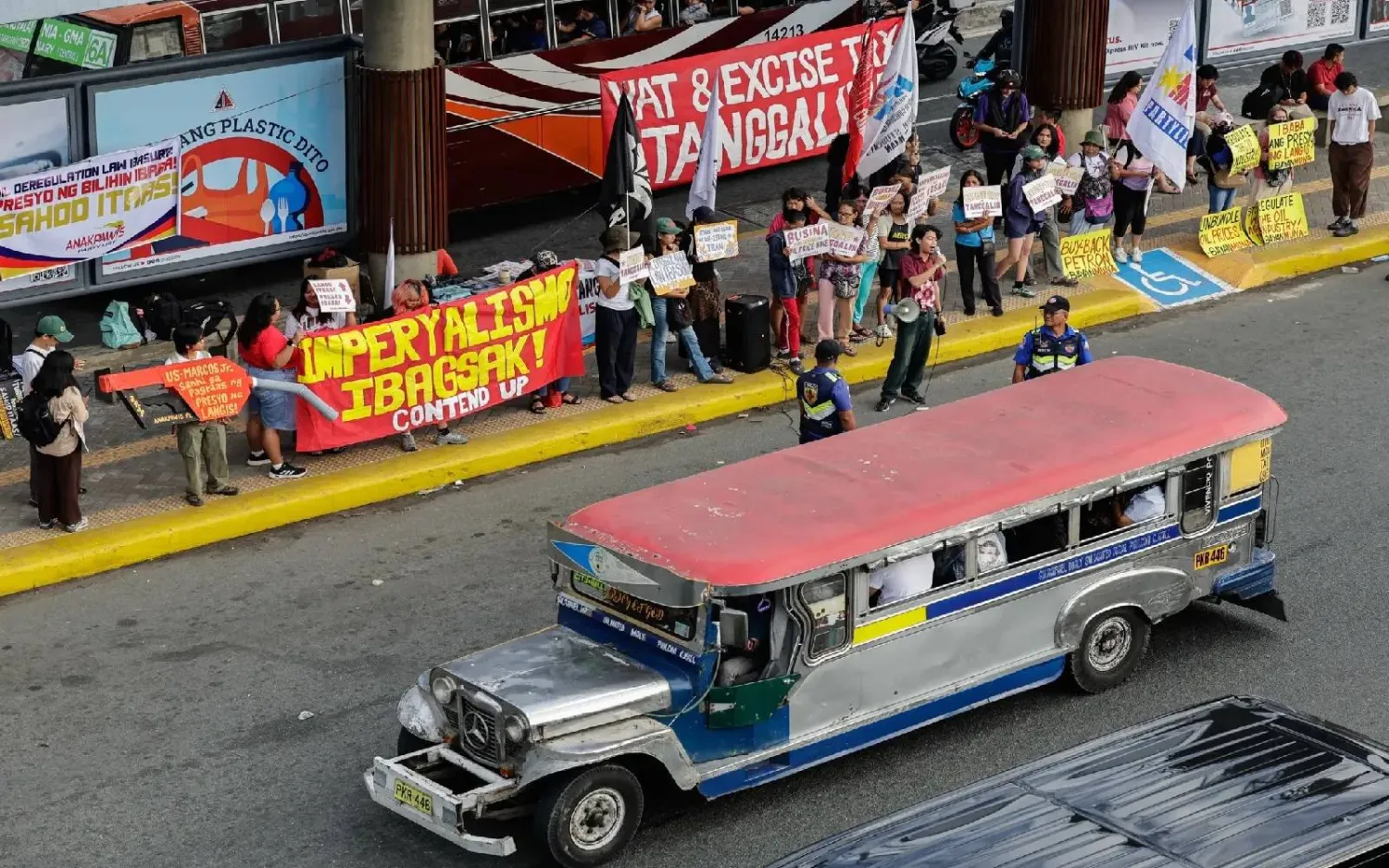 حافلة «جيبني» الشعبية تمر بجانب متظاهرين في مانيلا يعارضون ارتفاع أسعار الوقود المرتبط بحرب إيران (إ.ب.أ)