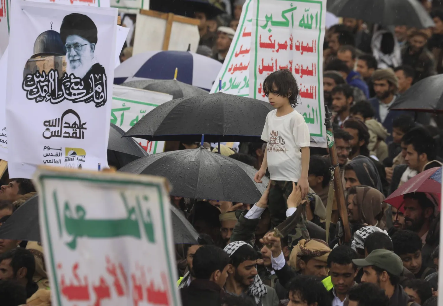 حشد من الحوثيين في صنعاء خلال تجمع داعم لإيران دعا إليه زعيمهم (إ.ب.أ)