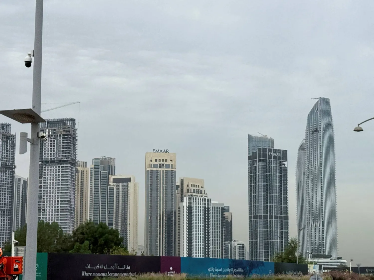 مبنى متضرر بالقرب من خور دبي بعد سقوط طائرة مسيرة عليه في دبي في 12 مارس الحالي (رويترز)