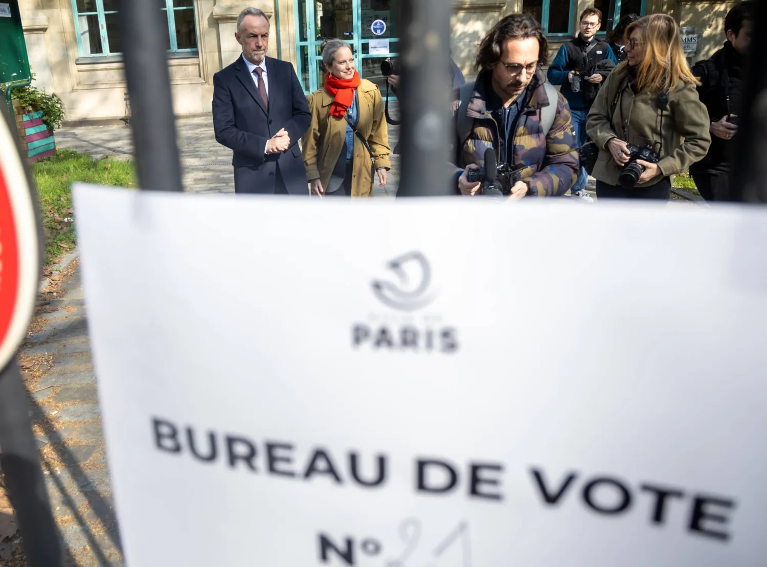 مانويل غريغوار (يسار) مرشح الحزب الاشتراكي والائتلاف اليساري في انتخابات بلدية باريس 2026 ولوسي كاستيت (يمين) مرشحة الدائرة الثانية عشرة يغادران مركز اقتراع بعد الإدلاء بصوتيهما خلال الجولة الثانية من الانتخابات البلدية الفرنسية في باريس (إ.ب.أ)