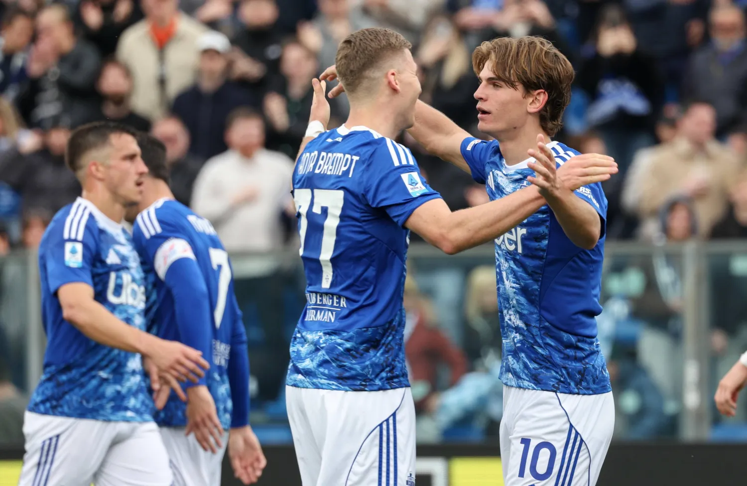 كومو رفع رصيده إلى 57 نقطة في المركز الرابع (إ.ب.أ)