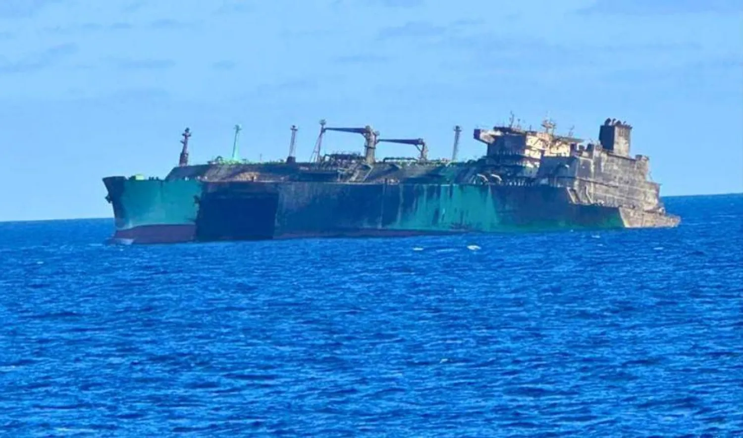 ناقلة الغاز الروسية المتضررة قبالة السواحل الليبية (المؤسسة الوطنية للنفط)