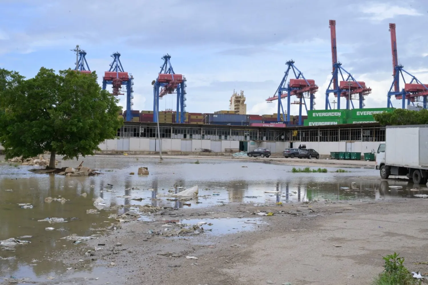 موقع مركز إيواء النازحين الذي بدأ العمل عليه في منطقة الكرنتينا بالقرب من مرفأ بيروت (الشرق الأوسط)