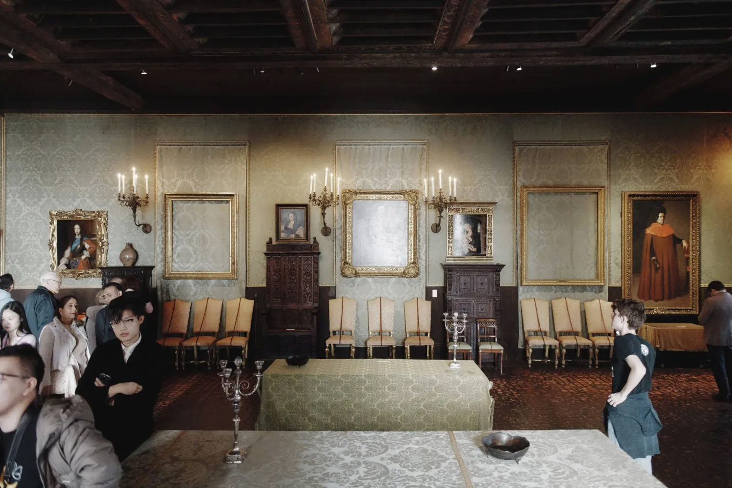 قطع اللصوص بعض اللوحات من إطاراتها التي لا تزال معلّقة أملاً في عودتها يوماً ما (نيويورك تايمز)