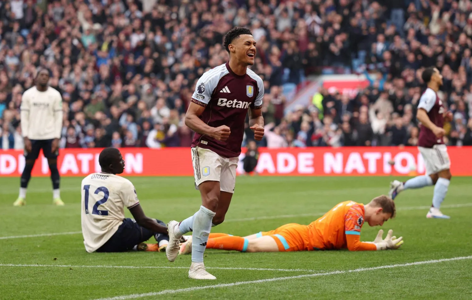 رصيد آستون فيلا إلى 54 نقطة (رويترز)