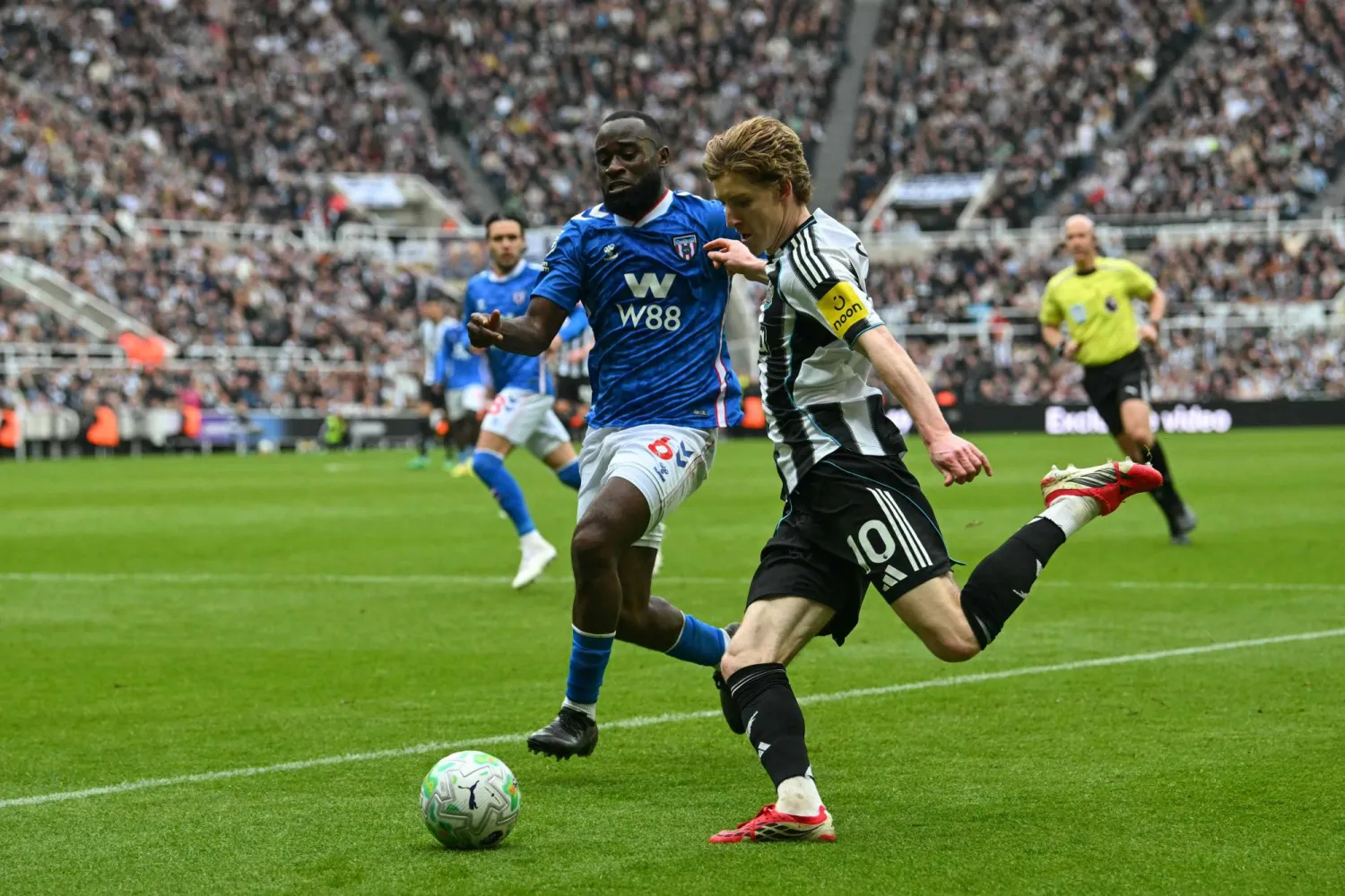 Sunderland's Dutch defender #06 Lutsharel Geertruida (L) challenges Newcastle United's English midfielder #10 Anthony Gordon (R) during the English Premier League football match between Newcastle United and Sunderland at St James' Park in Newcastle-upon-Tyne, north east England on March 22, 2026. (Photo by ANDY BUCHANAN / AFP) 